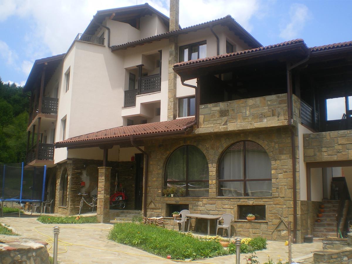 Family Hotel Balkana Apriltsi  Exterior photo