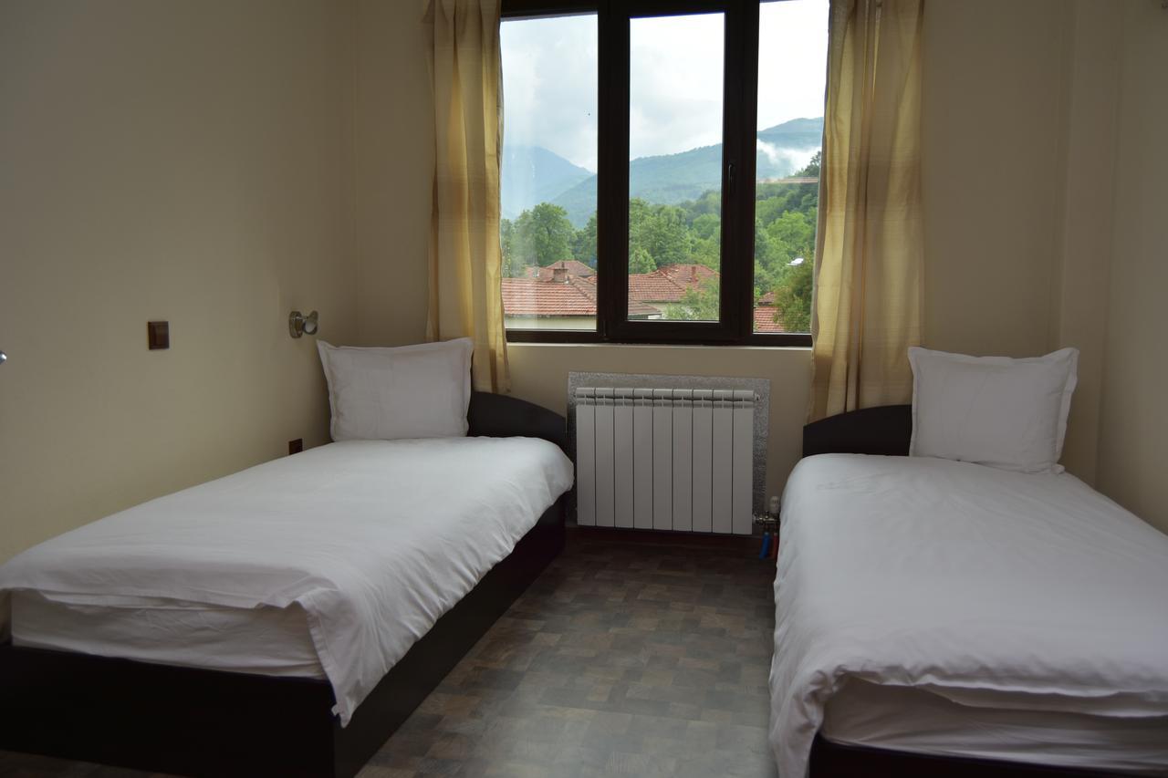 Family Hotel Balkana Apriltsi  Exterior photo
